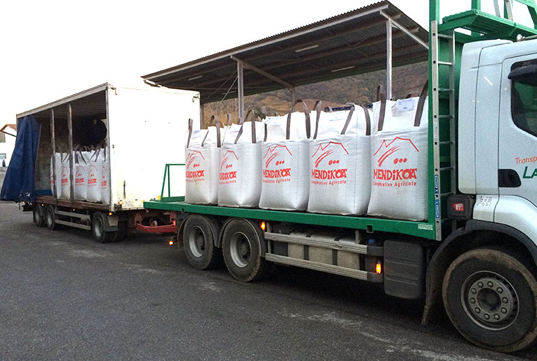 Camion Mendikoa chargé de big bag et remorque pour livraisons sur les exploitations